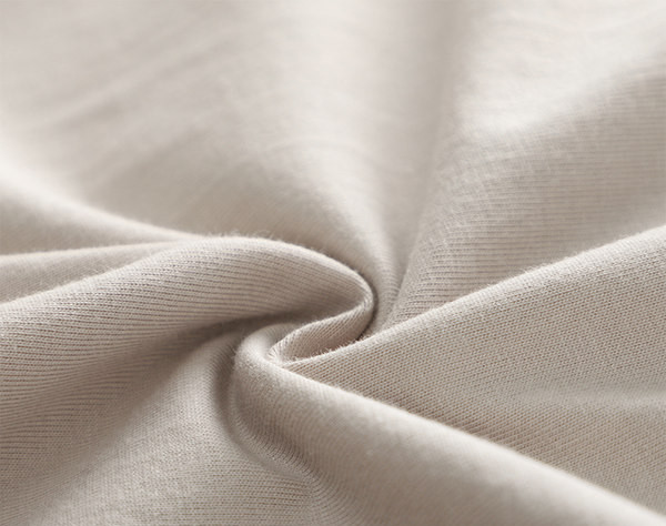 O bluză curată cu mânecă lungă pentru bărbați