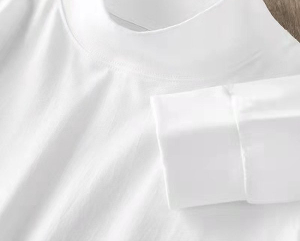 O bluză curată cu mânecă lungă pentru bărbați