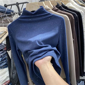 Bluză de damă modernă cu guler polo și elemente strălucitoare