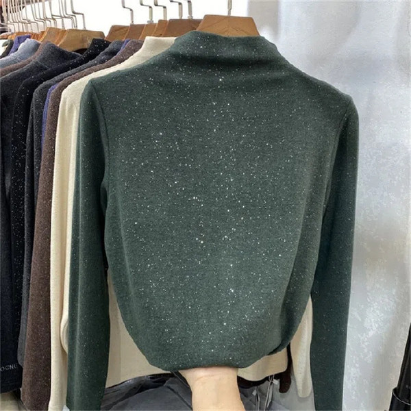 Bluză de damă modernă cu guler polo și elemente strălucitoare