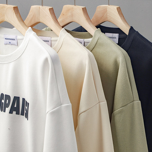 Bluză bărbătească model larg cu decolteu oval și inscripție