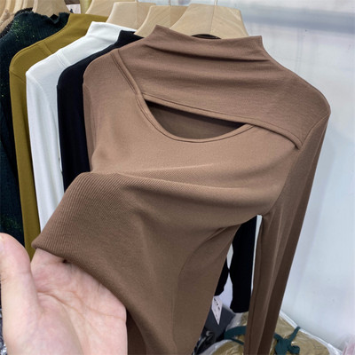 Μοντέρνα ανδρική μπλούζα με κομμένο μέρος