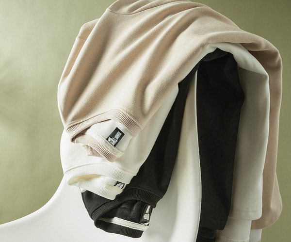 Κομψή ανδρική μπλούζα με μακριά μανίκια και επιγραφή