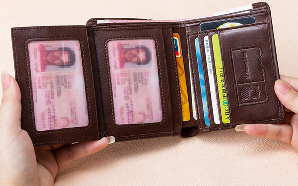 Meeste nahast rahakott lahtritega rahatähtede ja krediitkaartide jaoks