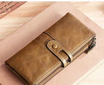 Δερμάτινο ανδρικό πορτοφόλι με δύο θήκες που κλείνει με φερμουάρ και κουμπί