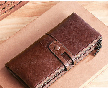 Δερμάτινο ανδρικό πορτοφόλι με δύο θήκες που κλείνει με φερμουάρ και κουμπί