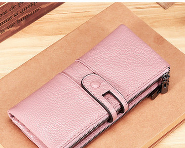 Δερμάτινο ανδρικό πορτοφόλι με δύο θήκες που κλείνει με φερμουάρ και κουμπί