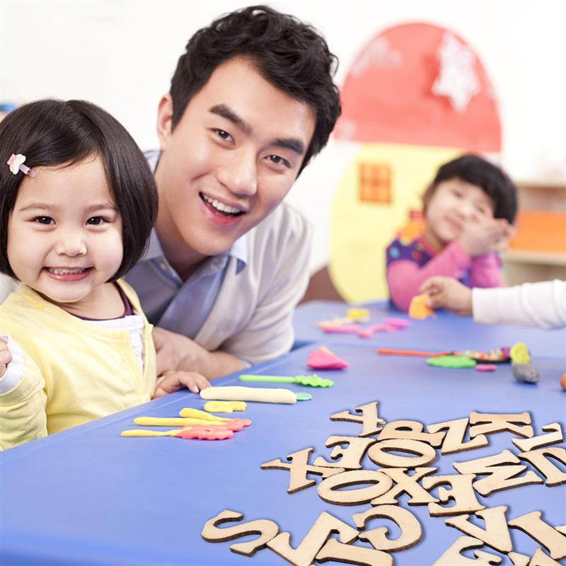 100 TK Puidust suurtähtede tähestik DIY puidust väljalõikega kettad lapitööde jaoks Scrapbooking kunst käsitöö juhuslik täht (mitte 26 tähega)