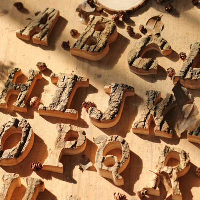 1PC Ретро дървени букви от естествена кора Винтидж цифри Табела с азбука Декорация на дома Реквизит за стрелба Парти Офис Направи си сам Занаят