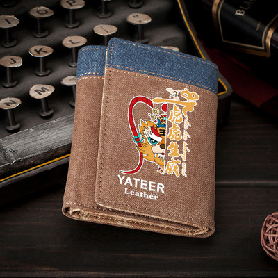 Κομψό ανδρικό πορτοφόλι από ύφασμα με επιγραφή και εφαρμογή