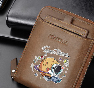 Portofel barbati din piele cu fermoar si inscription doua modele