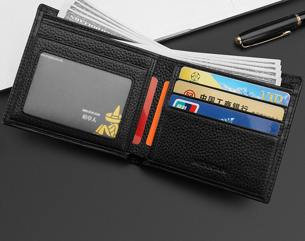Un nou model de portofel pentru bărbați cu compartiment pentru documente și bancnote