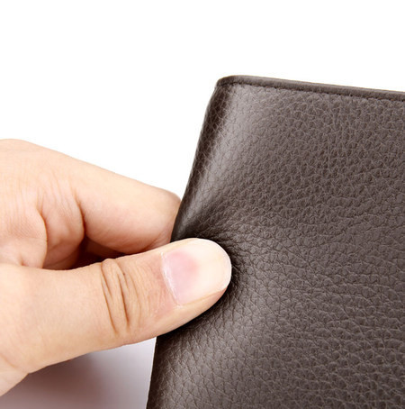 Moderan muški kožni novčanik s metalnim elementom