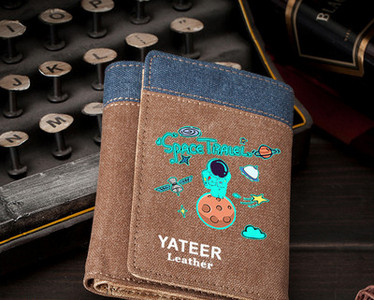 Τρέχον ανδρικό πορτοφόλι με επιγραφή και εφαρμογή