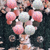 Evantai de hârtie pentru agățat pentru petrecere. Lanterne decorative rotunde din hârtie, minge de fagure roz