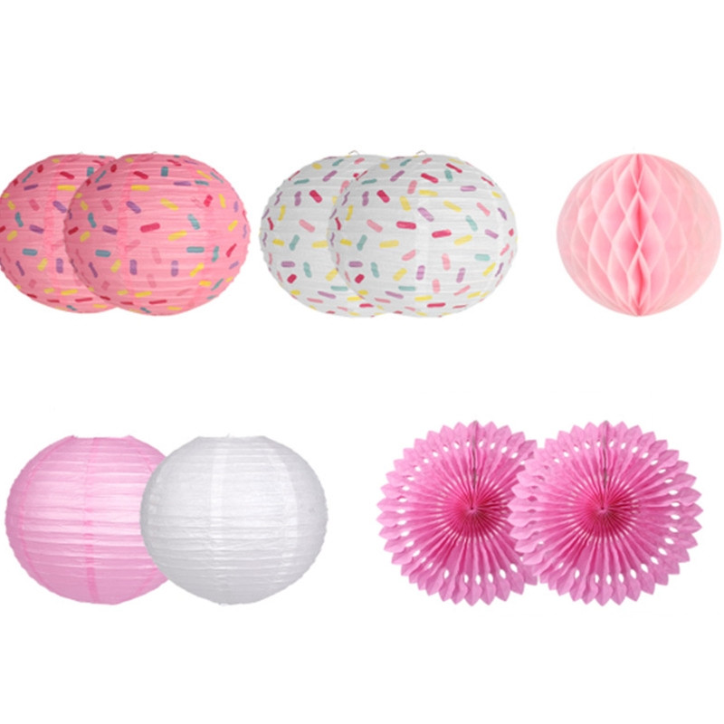 Evantai de hârtie pentru agățat pentru petrecere. Lanterne decorative rotunde din hârtie, minge de fagure roz