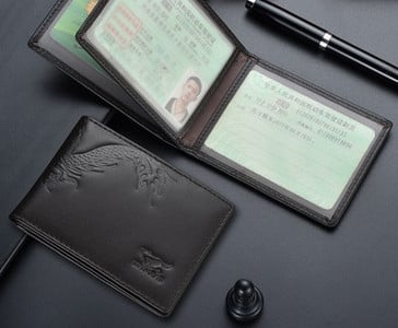 Muški moderni novčanik sa natpisom i metalnim elementom