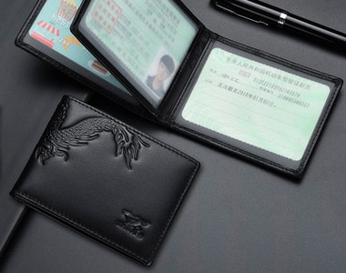 Muški moderni novčanik sa natpisom i metalnim elementom