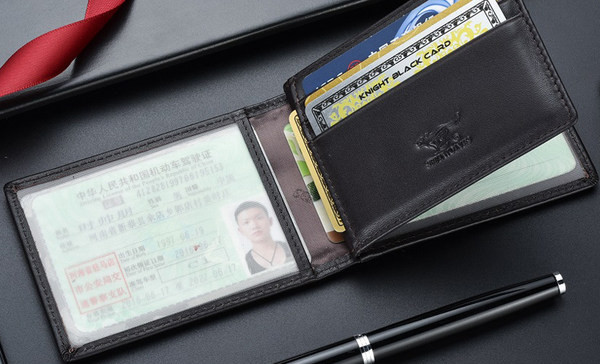 Muški moderni novčanik sa natpisom i metalnim elementom