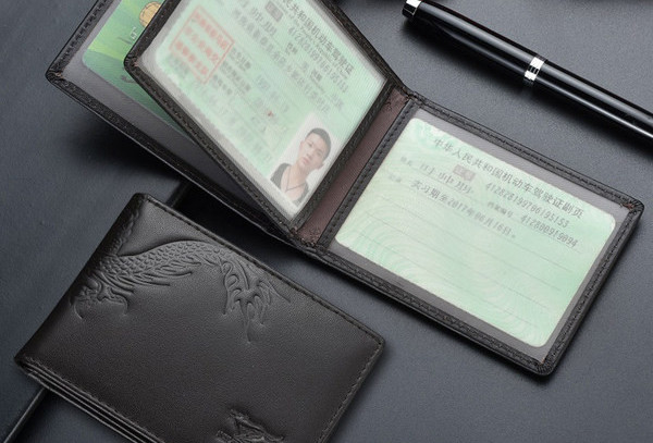 Muški moderni novčanik sa natpisom i metalnim elementom