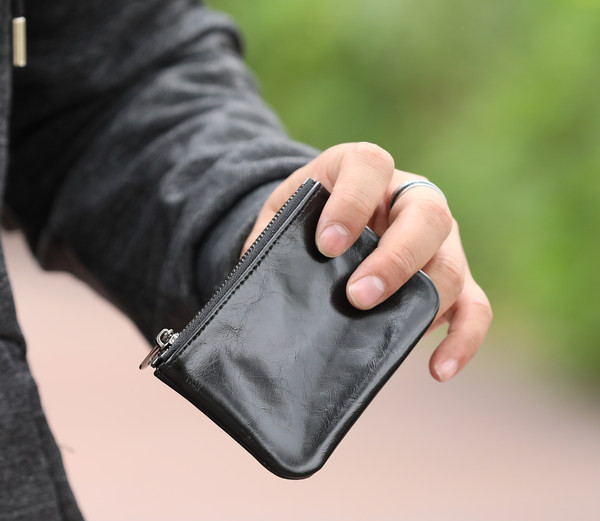 Portofel barbatesc din piele cu fermoar, potrivit si pentru chei