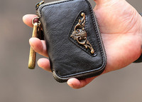 Portofel modern din piele cu fermoar și element metalic