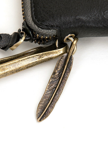 Portofel modern din piele cu fermoar și element metalic