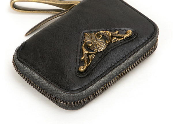 Portofel modern din piele cu fermoar și element metalic