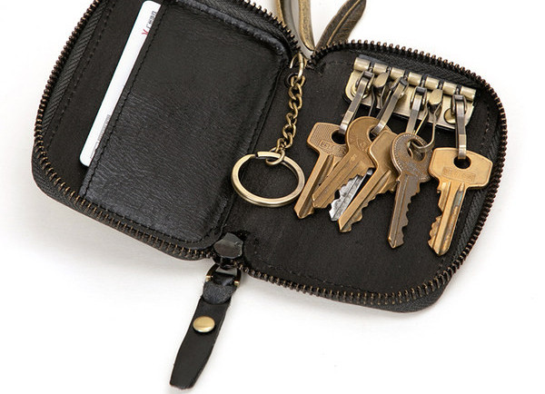 Portofel modern din piele cu fermoar și element metalic