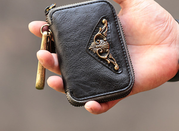 Portofel modern din piele cu fermoar și element metalic