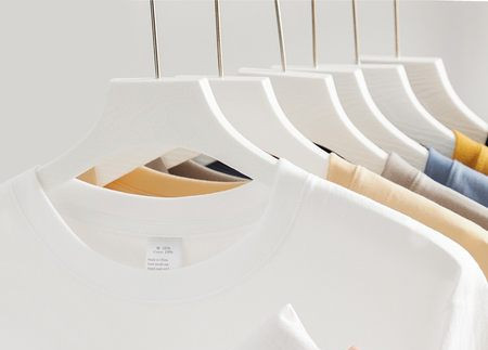 Ühevärviline meeste lai ovaalse kaelusega pluus