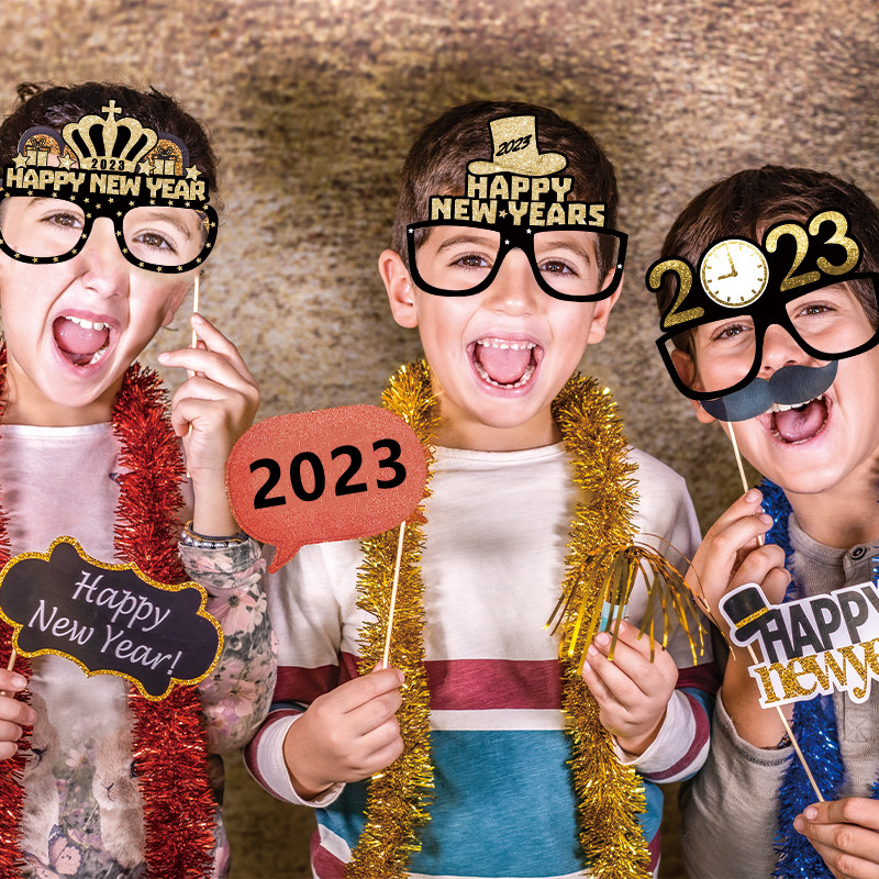 21db/tétel Boldog Új Évet 2023 Dekoráció Hello 2023 Eve Party Kézi fotó kellékek Fekete arany képkeret kalap szemüveg karácsonyi dekoráció