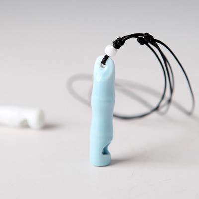 Mažas švilpukas rankomis