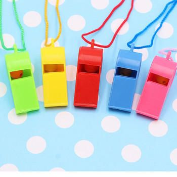 10PCS/опаковка Детска играчка Тромпет Спортни стоки Цветна пластмасова свирка Реквизит Състезателна реферска свирка На открито за помощ