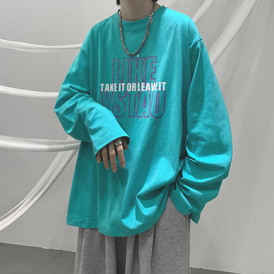 Ikdienas vīriešu blūze ar uzrakstiem — plats raksts