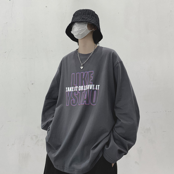 Ikdienas vīriešu blūze ar uzrakstiem — plats raksts