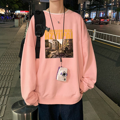 Plaša modeļa vīriešu blūze ar ovālu kakla izgriezumu un krāsainu apdruku