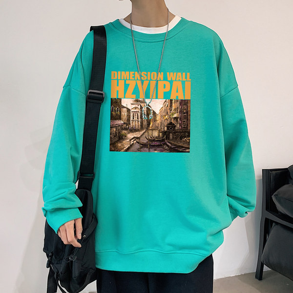 Plaša modeļa vīriešu blūze ar ovālu kakla izgriezumu un krāsainu apdruku