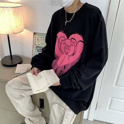 Moderna muška bluza s printom medvjeda i ovalnim dekolteom