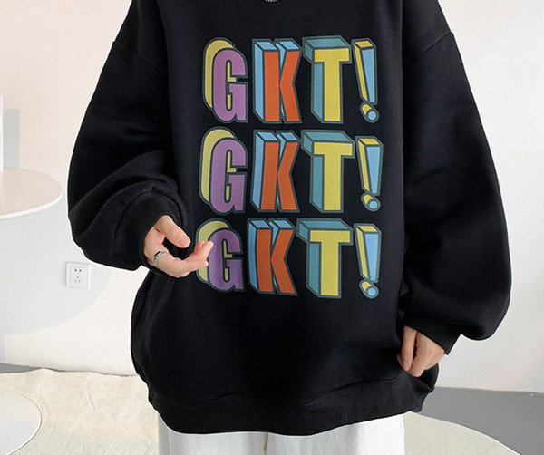 Tasuta mustriga värvilise kirjaga meeste pluus