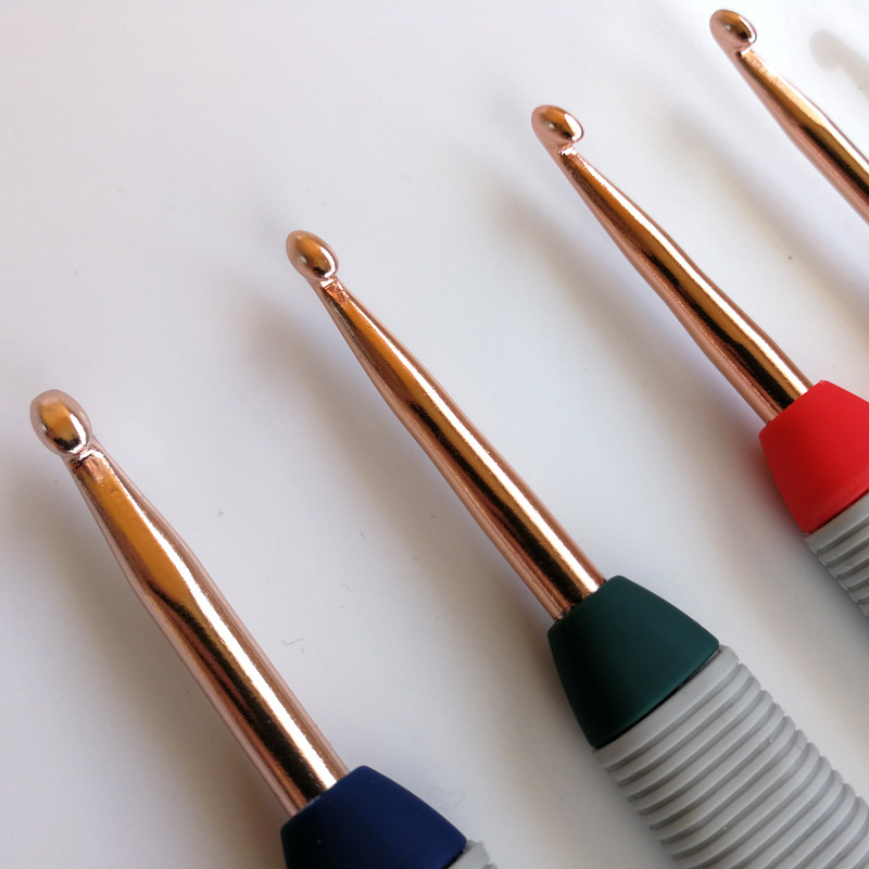 QZLKNIT 9tk/komplekt Kotiga 2,0mm-6,0mm Kommivärvi alumiiniumist heegeldatud plastikust käepidemega DIY kudumisvardad õmblustööriistad