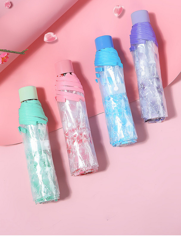 Didelis skaidrus kupolas, permatomas skėčio rankena, skaidri vaikštanti moteris, vėjui atspari lietaus apsauganti skėtis