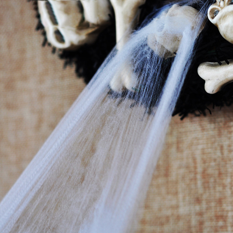 Kunstlik ämblikuvõrk Halloweeni hirmutav peotseeni rekvisiidid Valge veniv ämblikuvõrk katuse laekardin Porta kummitava maja sisekujundus