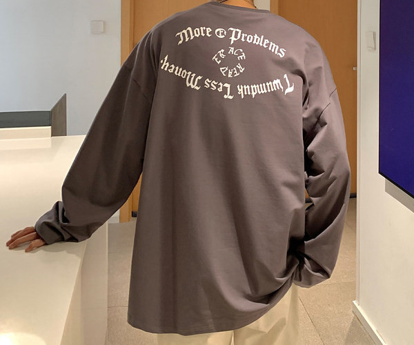 Uut mudelit pikkade varrukatega meeste pluus seljal kirjaga