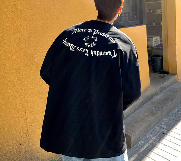 Uut mudelit pikkade varrukatega meeste pluus seljal kirjaga