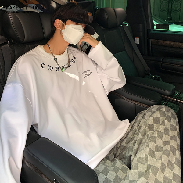 Uut mudelit pikkade varrukatega meeste pluus seljal kirjaga