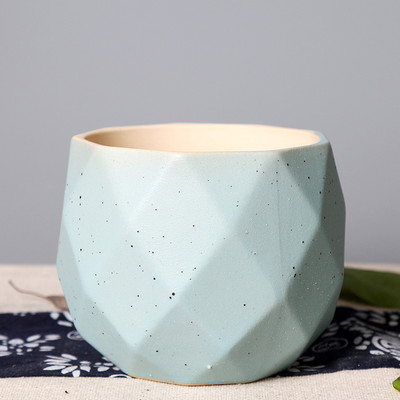 Mitmest lihast koosnev lillepott Väike värske, lihtne töötlemata keraamika lauaplaat Keraamiline aukudega lillepoti pendel Potid