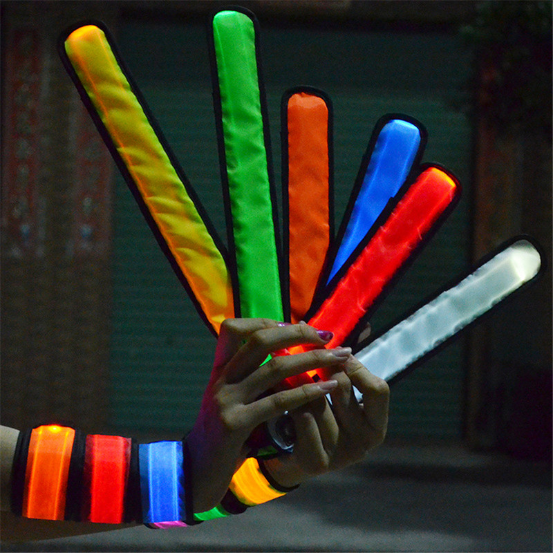 Φωτεινή ζώνη περιβραχιόνιου LED Αθλητική εξωτερική αθλητική λαμπερή λουράκι καρπού Νυχτερινή ασφάλεια Φώτα βραχιολίου που λάμπουν στο σκοτάδι Προμήθειες πάρτι