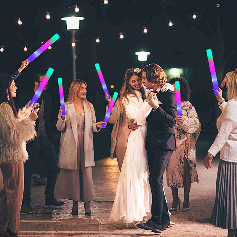 10 vnt. / partijoje Šviečiančios lazdelės Spalvingos LED putplasčio lazdelės Šviečiančios lazdelės Kalėdų gimtadienio vestuvių vakarėlio reikmenys linksmybių vamzdelis tamsus šviesus koncertui