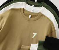 Vabaaja ovaalse kaelusega ja pikkade varrukatega meeste pluus - lai mudel